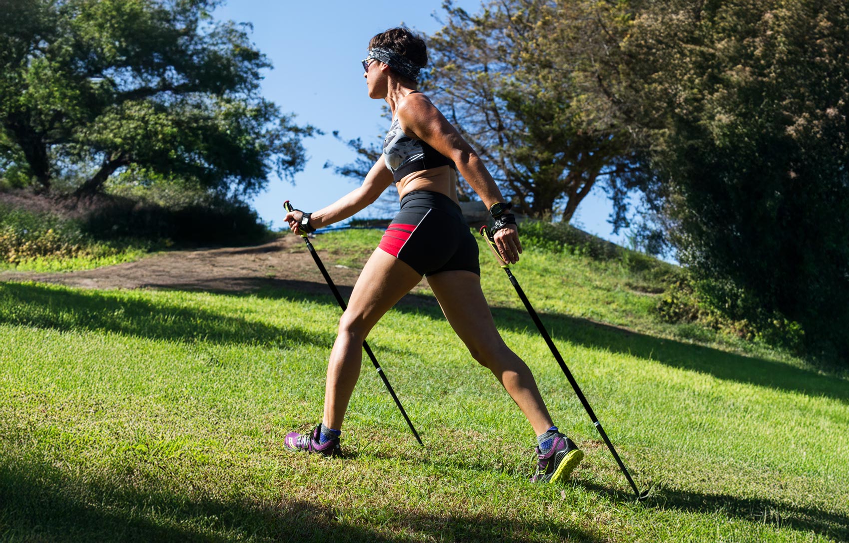 Bastões na Corrida de Trilha: Guia Completo de Benefícios, Técnica e Uso Ideal
